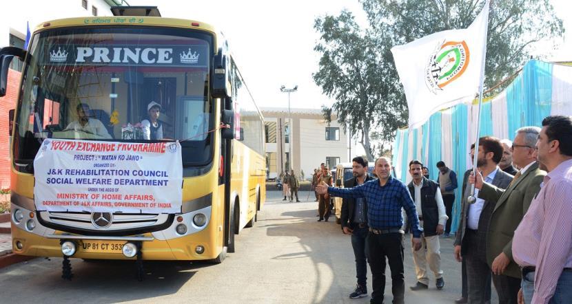 Farooq Khan flags off 'Watan Ko Jano' youth exchange programme_30.1