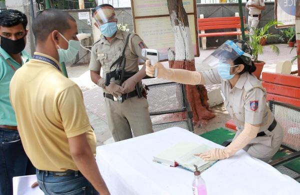 Delhi Police launches "Thermal Corona Combat Headgear"_30.1