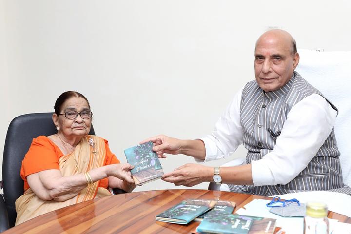 Rajnath Singh launched a book titled 'A bouquet of flowers'_30.1