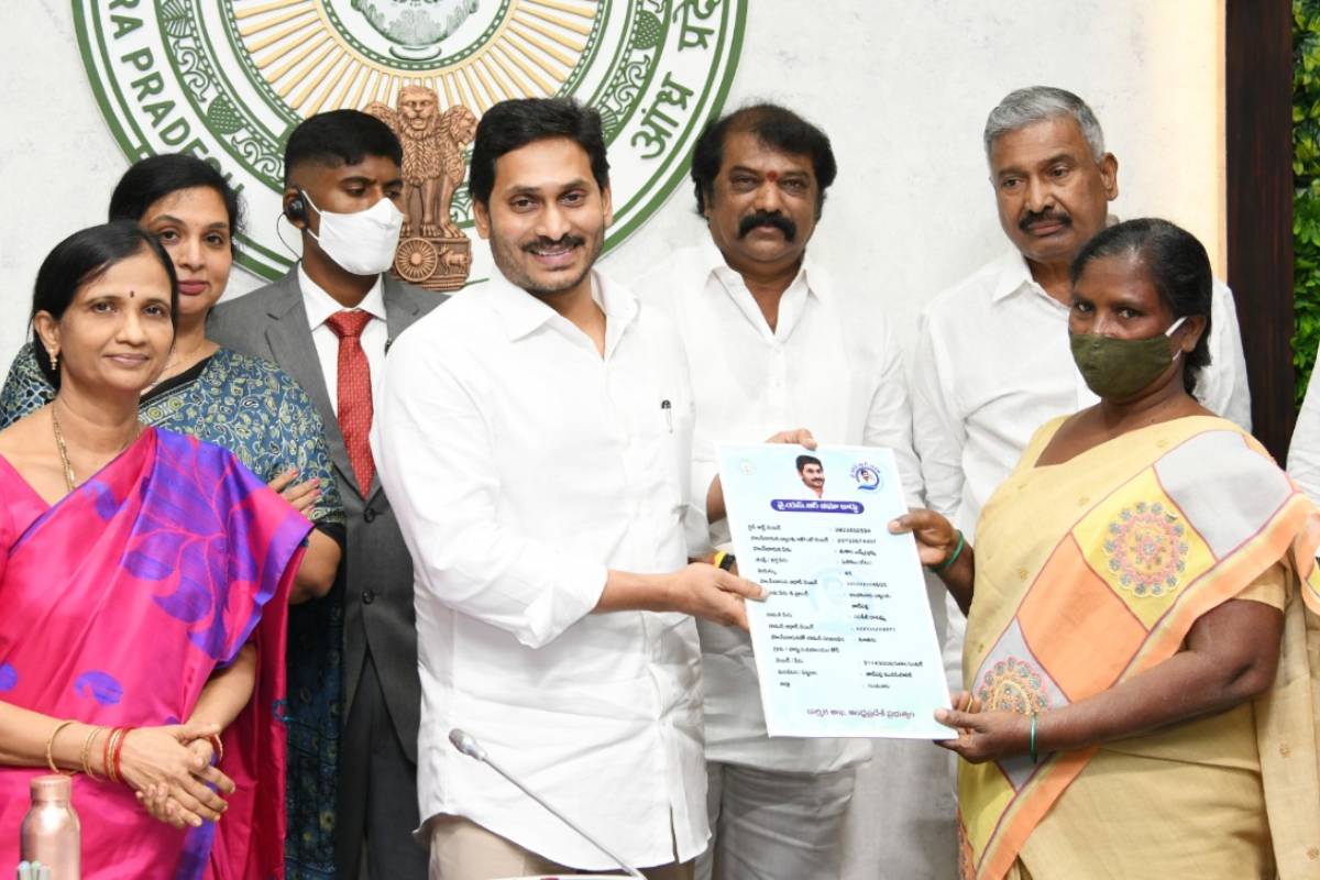 Andhra Pradesh CM launches 'YSR BIMA' for BPL families_30.1