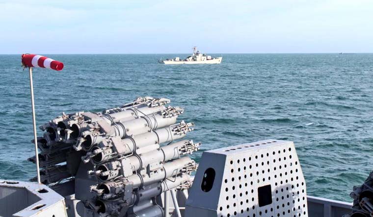 India-Vietnamese Navy conducts PASSEX-2020 in South China Sea_30.1