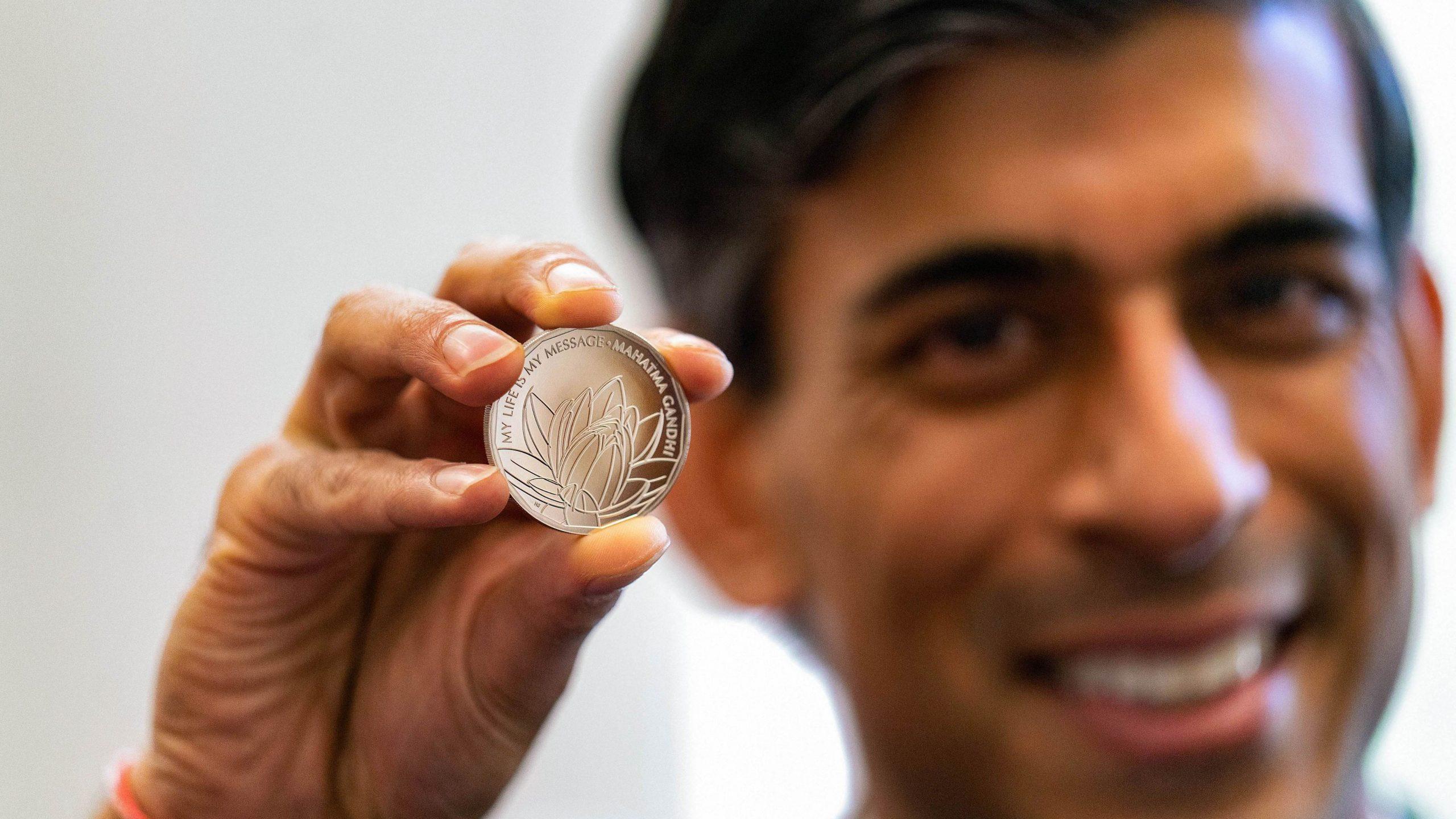 UK unveils commemorative £5 coin celebrating legacy of Mahatma Gandhi_30.1