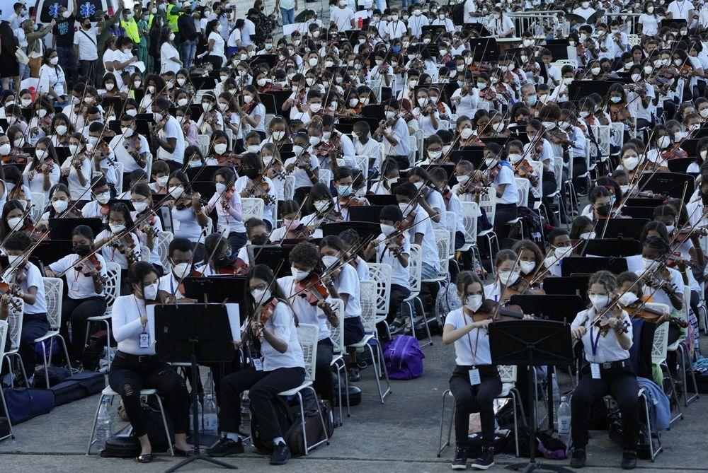 8,573 Venezuelan musicians set world's largest orchestra record_30.1