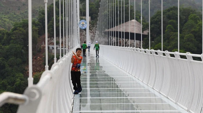 Vietnam opens world's longest glass-bottomed bridge_30.1