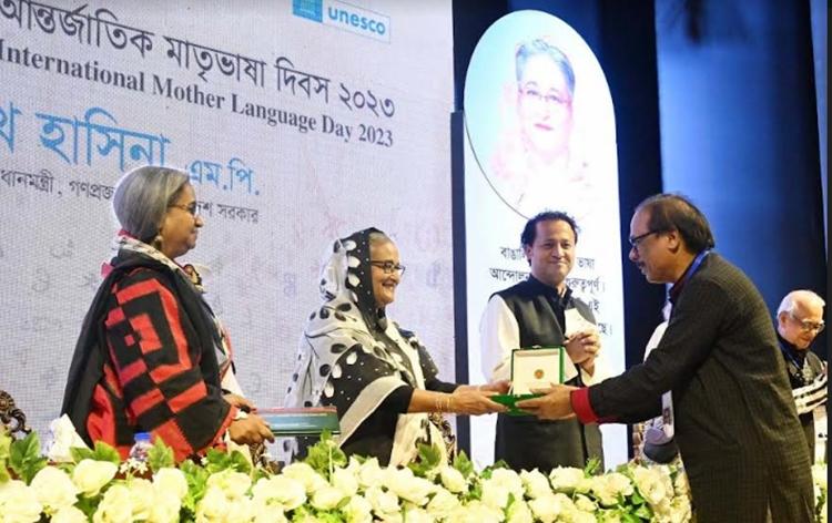डॉ. महेंद्र मिश्रा को ढाका में अंतर्राष्ट्रीय मातृभाषा पुरस्कार से सम्मानित किया गया |_20.1