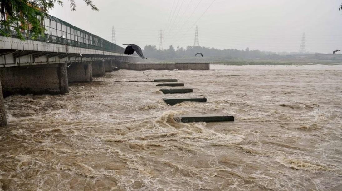 बाढ़ की आशंका: यमुना नदी में रिकॉर्ड जल स्तर, बसे घरों और बाजारों में घुसा पानी |_20.1