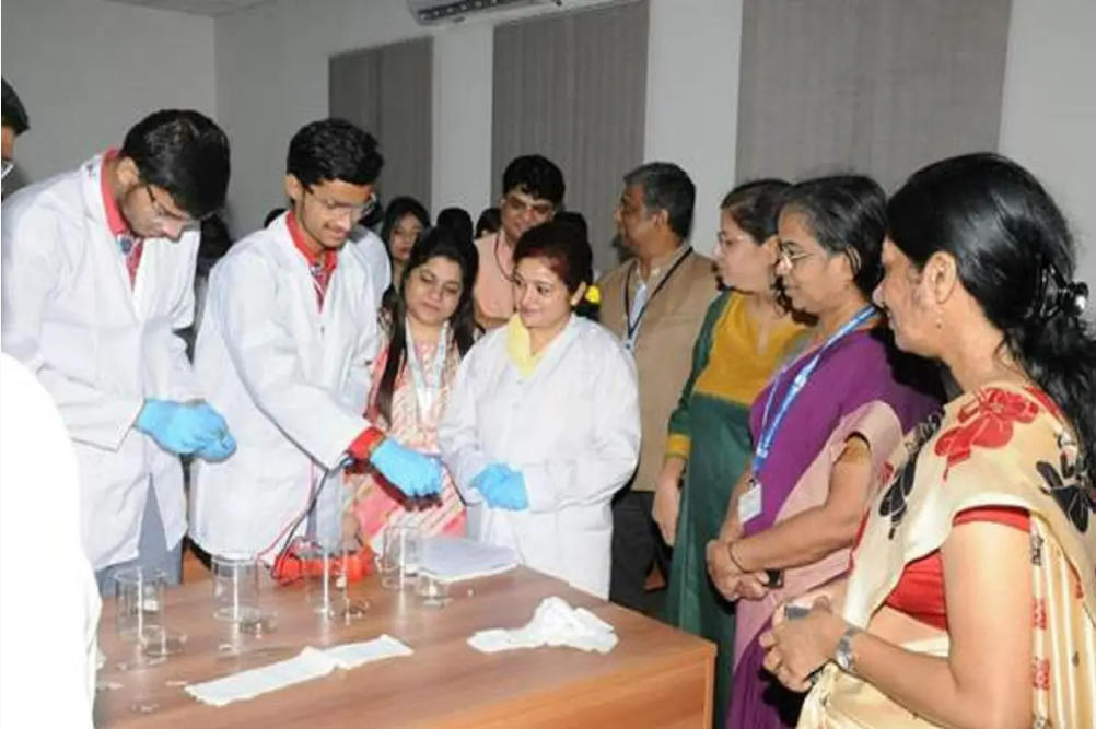 Royal Society of Chemistry and CSIR collaborate for chemistry in Indian schools