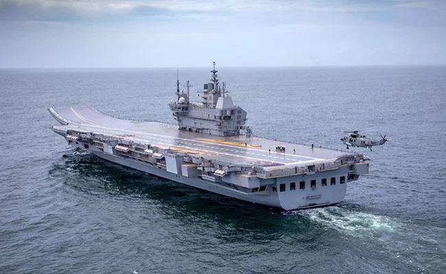 INS Vikrant leaves port for maiden sea trials | आयएनएस विक्रांतने पहिल्या समुद्री चाचण्यांची सुरुवात केली