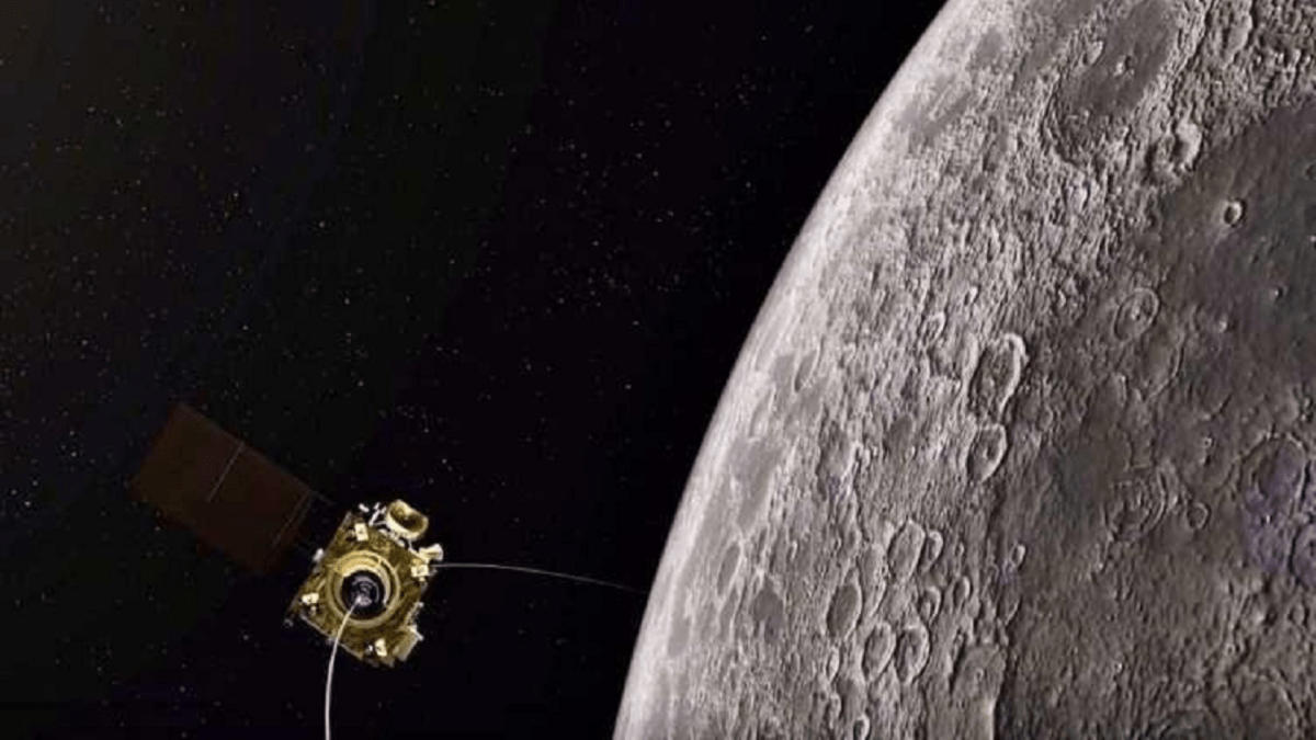Chandrayaan-2 orbiter detects water molecules on lunar surface | चंद्रयान -2 यानाने चंद्राच्या पृष्ठभागावर पाण्याचे रेणू शोधले