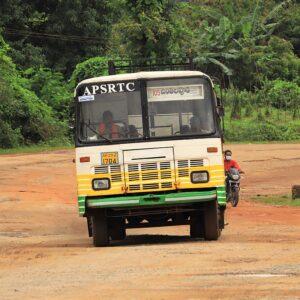 Eluru-Chintalapudi_APSRTC_bus_near_Janampeta