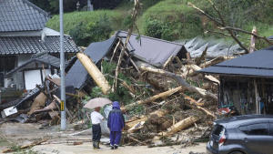 Typhoon Lan Hits Japan, Causing Flooding and Power Outages