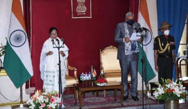 Mamata Banerjee takes oath as West Bengal CM for the 3rd consecutive time | ममता बॅनर्जी यांनी सलग तिसऱ्यांदा पश्चिम बंगालच्या मुख्यमंत्रिपदाची शपथ घेतली_2.1