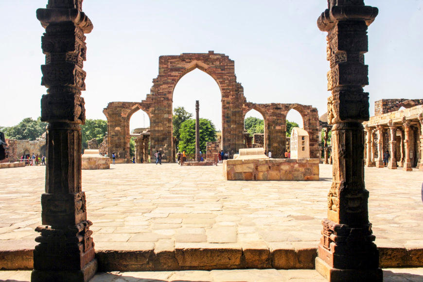 The courtyard of the Quwwat-al-Islam mosque, c. 1192, Qutb archaeological complex, Delhi. In the foreground are pillars of the colonnaded walkway and in the background is the 12th-century screen and prayer hall. (photo: Indrajit Das, CC BY-SA 4.0)