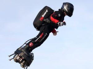 French inventor crosses English Channel on 'Flyboard'_50.1
