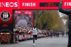 Eliud Kipchoge becomes 1st athlete to run sub 2-hour marathon_50.1