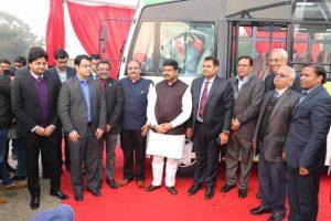 Petroleum Minister unveils India's first long distance CNG bus_50.1