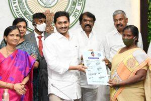 Andhra Pradesh CM launches 'YSR BIMA' for BPL families_50.1