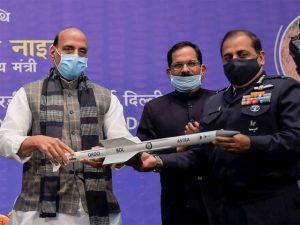 Rajnath Singh hands over high-tech systems to chiefs of 3 armed forces_4.1