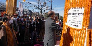 Himachal CM unveils 18-feet statue of Vajpayee in Shimla_4.1