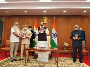 Venkaiah Naidu released Telugu book titled 'Gandhi Topi Governor'_4.1