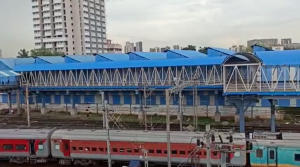 Western Railways opened longest skywalk connecting Mumbai's Bandra Terminus to Khar station_4.1