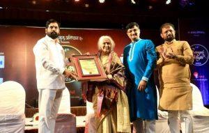 Dr. Prabha Atre honoured with Pt Hariprasad Chaurasia Lifetime Achievement Award_4.1