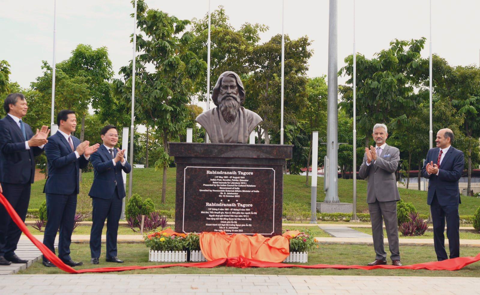 Jaishankar unveils Rabindranath Tagore's bust in Vietnam