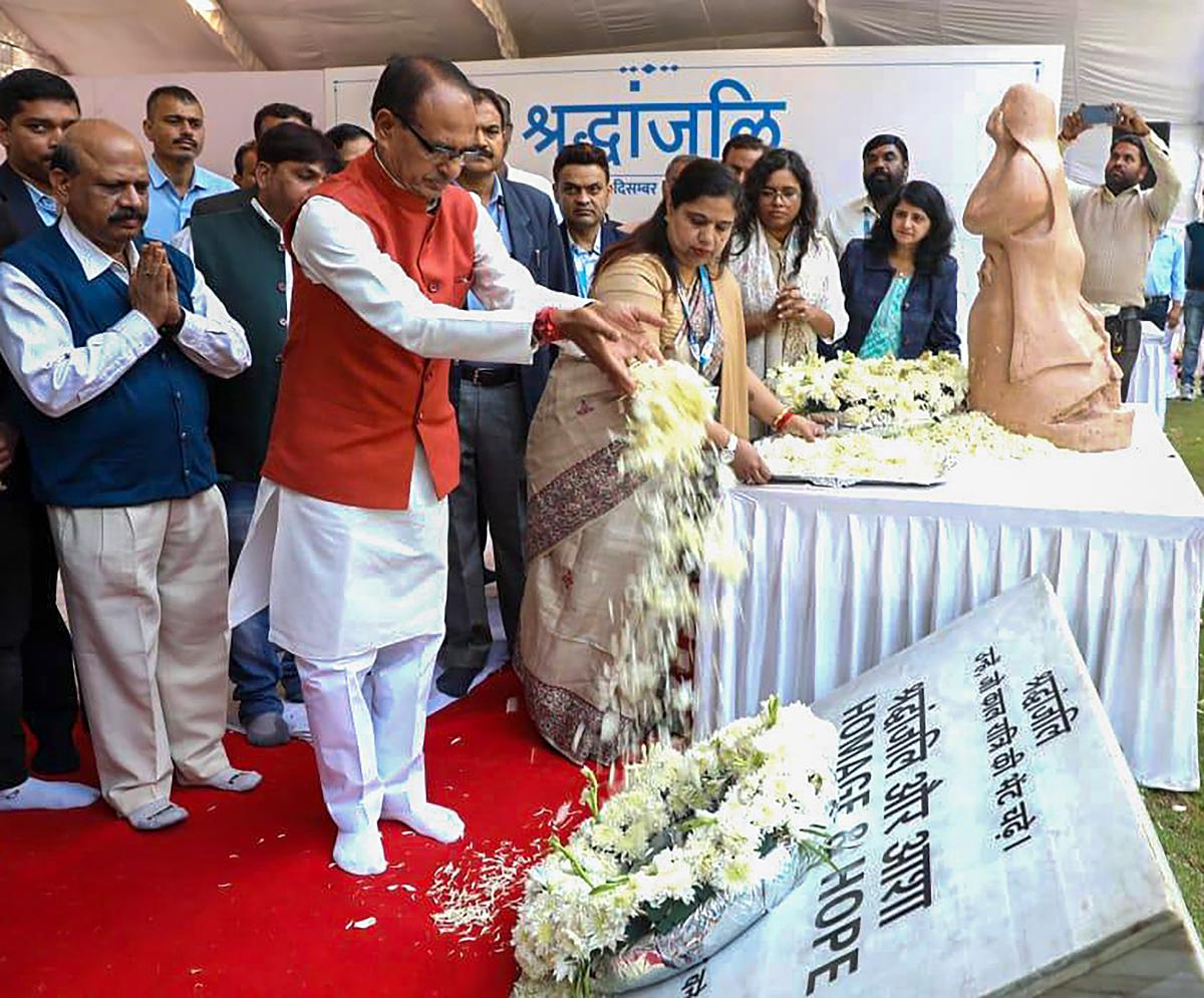 MP CM Paid Tribute To Bhopal Gas Leak Victims On 39th Anniversary
