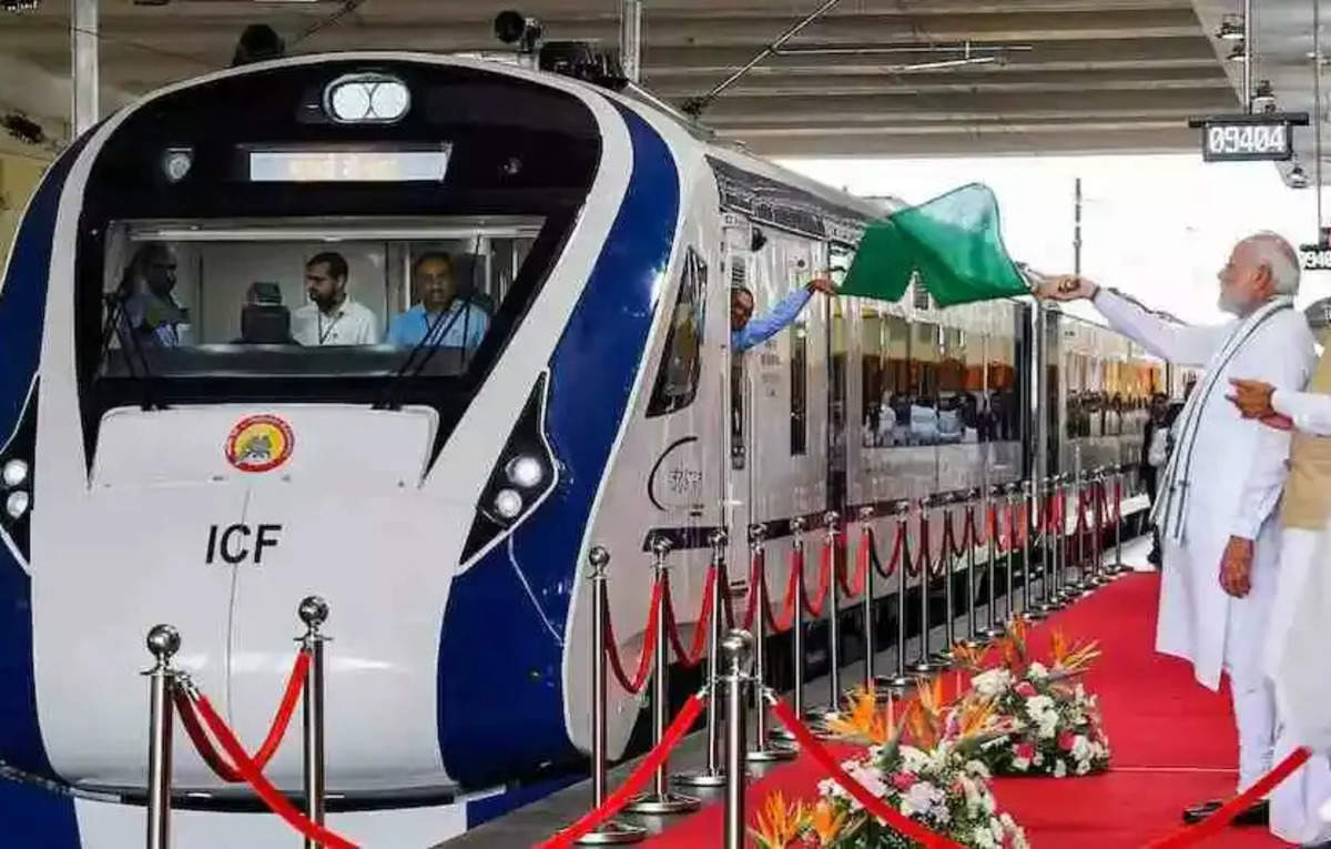 पीएम मोदी ने रानी कमलापति रेलवे स्टेशन पर भोपाल-नई दिल्ली वंदे भारत एक्सप्रेस को दिखाई हरी झंडी |_40.1