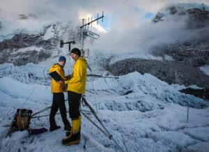 माउंट एवरेस्ट पर दुनिया के सबसे ऊंचे, पूरी तरह से स्वचालित मौसम केंद्र स्थापित |_50.1