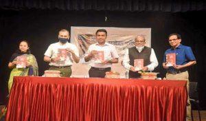 गोवा के CM ने किया 'मनोहर पार्रिकर-ऑफ द रिकॉर्ड' पुस्तक का विमोचन |_50.1