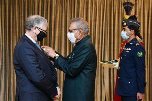 परोपकारी बिल गेट्स को पोलियो उन्मूलन के प्रयासों के लिए हिलाल-ए-पाकिस्तान सम्मान से सम्मानित किया गया |_50.1