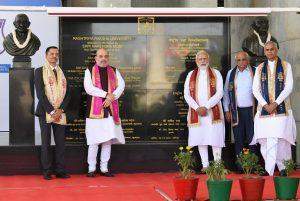 प्रधानमंत्री नरेंद्र मोदी ने गुजरात के गांधीनगर में राष्ट्रीय रक्षा विश्वविद्यालय राष्ट्र को समर्पित किया |_50.1