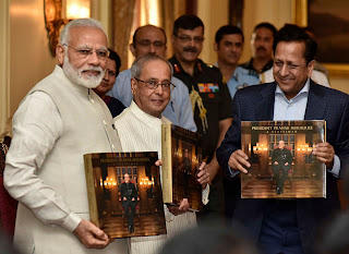 प्रधान मंत्री ने "राष्ट्रपति प्रणब मुखर्जी – ए स्टेट्समैन" नामक फोटो पुस्तक का लोकार्पण किया |_40.1