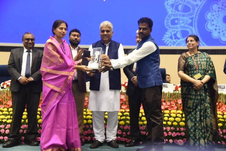 मंत्री बी यादव द्वारा विश्वकर्मा राष्ट्रीय पुरस्कार प्रदान किया गया |_40.1