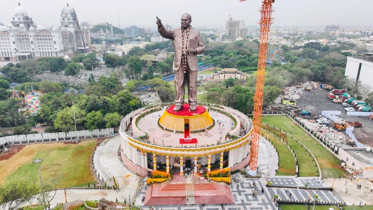 तेलंगाना के मुख्यमंत्री ने हैदराबाद में 125 फीट ऊंची अंबेडकर प्रतिमा का अनावरण किया |_40.1