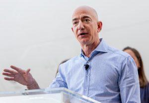 Jeff Bezos tops Forbes billionaires list "The Richest in 2020"_4.1