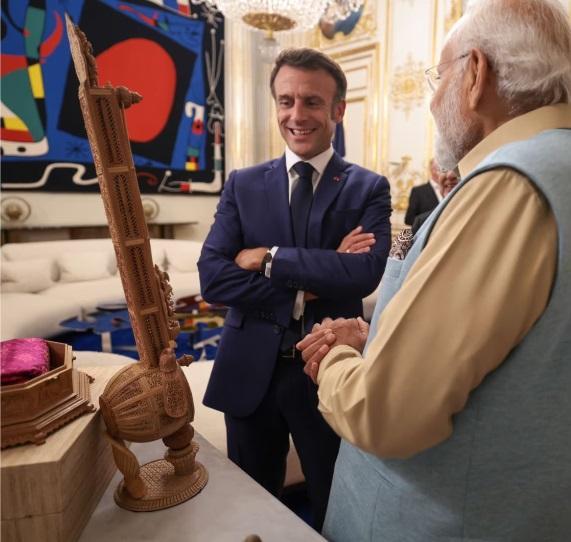 What did PM Modi gift to French President Macron and other France leaders?_4.1