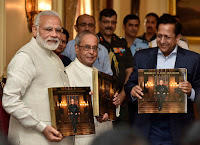 प्रधान मंत्री ने "राष्ट्रपति प्रणब मुखर्जी – ए स्टेट्समैन" नामक फोटो पुस्तक का लोकार्पण किया |_3.1