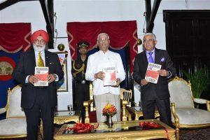 हिमाचल के राज्यपाल राजेंद्र विश्वनाथ ने किया 'द मैकमोहन लाइन' पुस्तक का विमोचन |_3.1