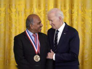 अमेरिकी राष्ट्रपति बिडेन ने भारतीय-अमेरिकी वैज्ञानिकों को प्रौद्योगिकी और नवाचार के लिए राष्ट्रीय पदक से सम्मानित किया |_3.1