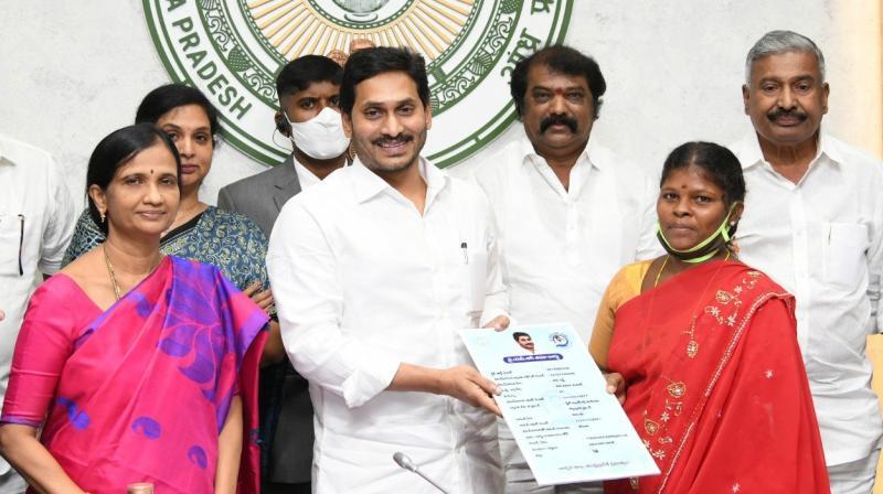 Andhra CM launches 'YSR Bima' scheme | অন্ধ্রপ্রদেশের মুখ্যমন্ত্রী 'YSR Bima' প্রকল্প চালু করলেন_2.1