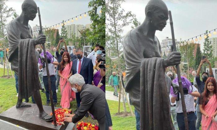 EAM Jaishankar unveils statue of Mahatma Gandhi in Georgia | বিদেশমন্ত্রী এস জয়শঙ্কর জর্জিয়ার একটি বিশিষ্ট বিলিসি পার্কে মহাত্মা গান্ধীর মূর্তি উন্মোচন করলেন_2.1