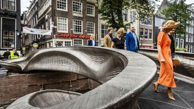 World’s first 3D-printed steel bridge opened in Amsterdam | जगातील पहिला थ्रीडी-प्रिंटेड स्टील पूल अ‍ॅमस्टरडॅममध्ये उघडण्यात आला 