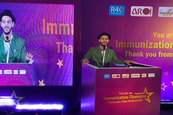 RJ Umar receives the Immunisation Champion award by UNICEF
