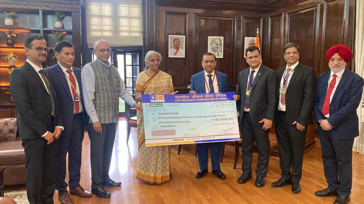 LIC Delivers Dividend Cheque of ₹1,831 Crore to Finance Minister_80.1