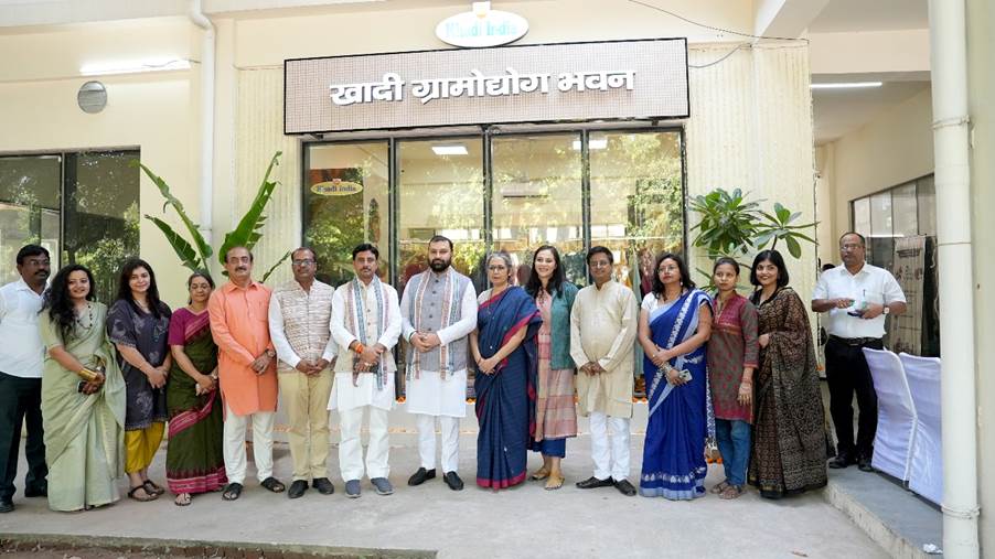 KVIC Inaugurated A New Khadi India Outlet At IIT Delhi_80.1