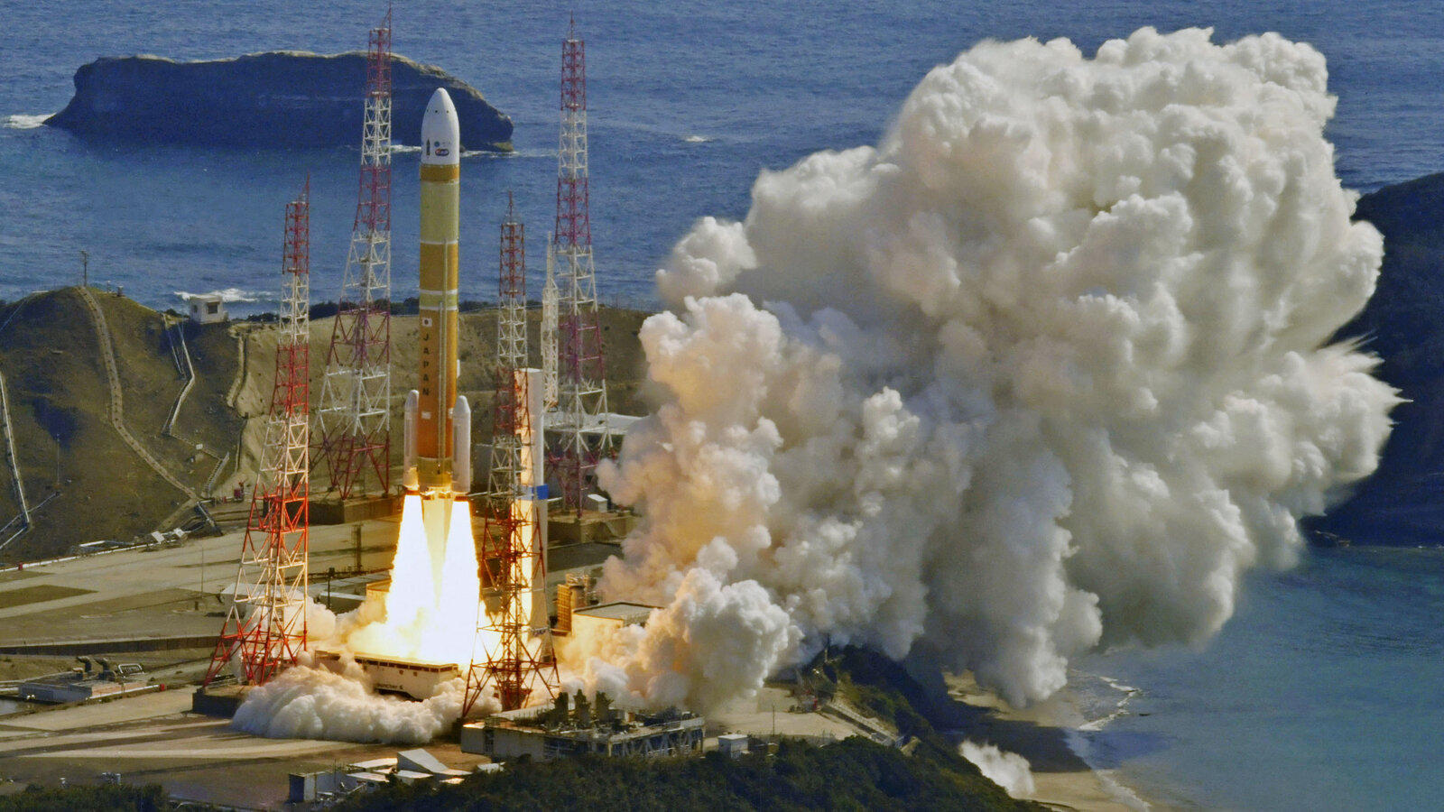 New Japanese Rocket Is Destroyed During First Test Flight to Space - The New York Times