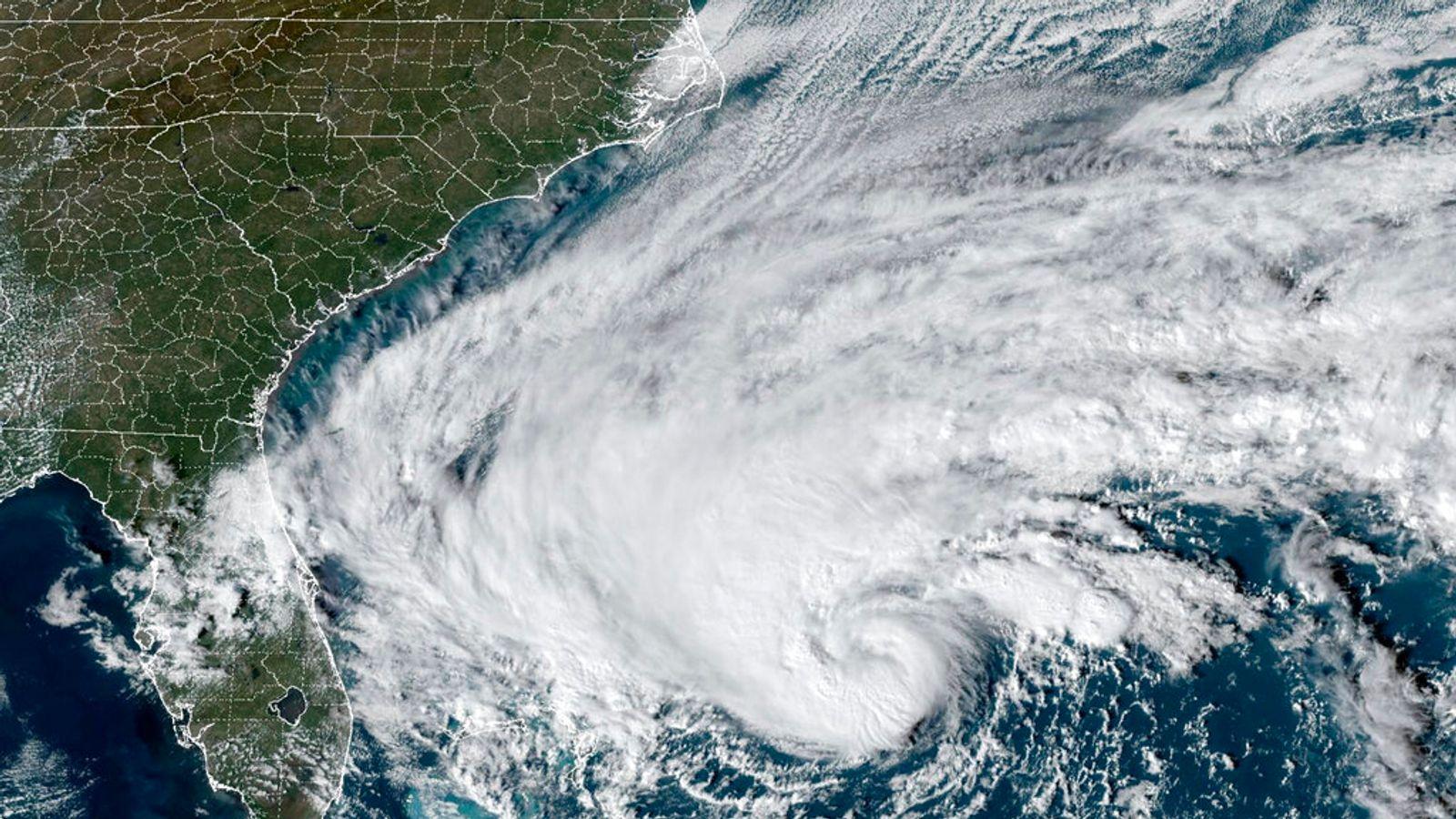 Hurricane Nicole hits the Florida coast_40.1
