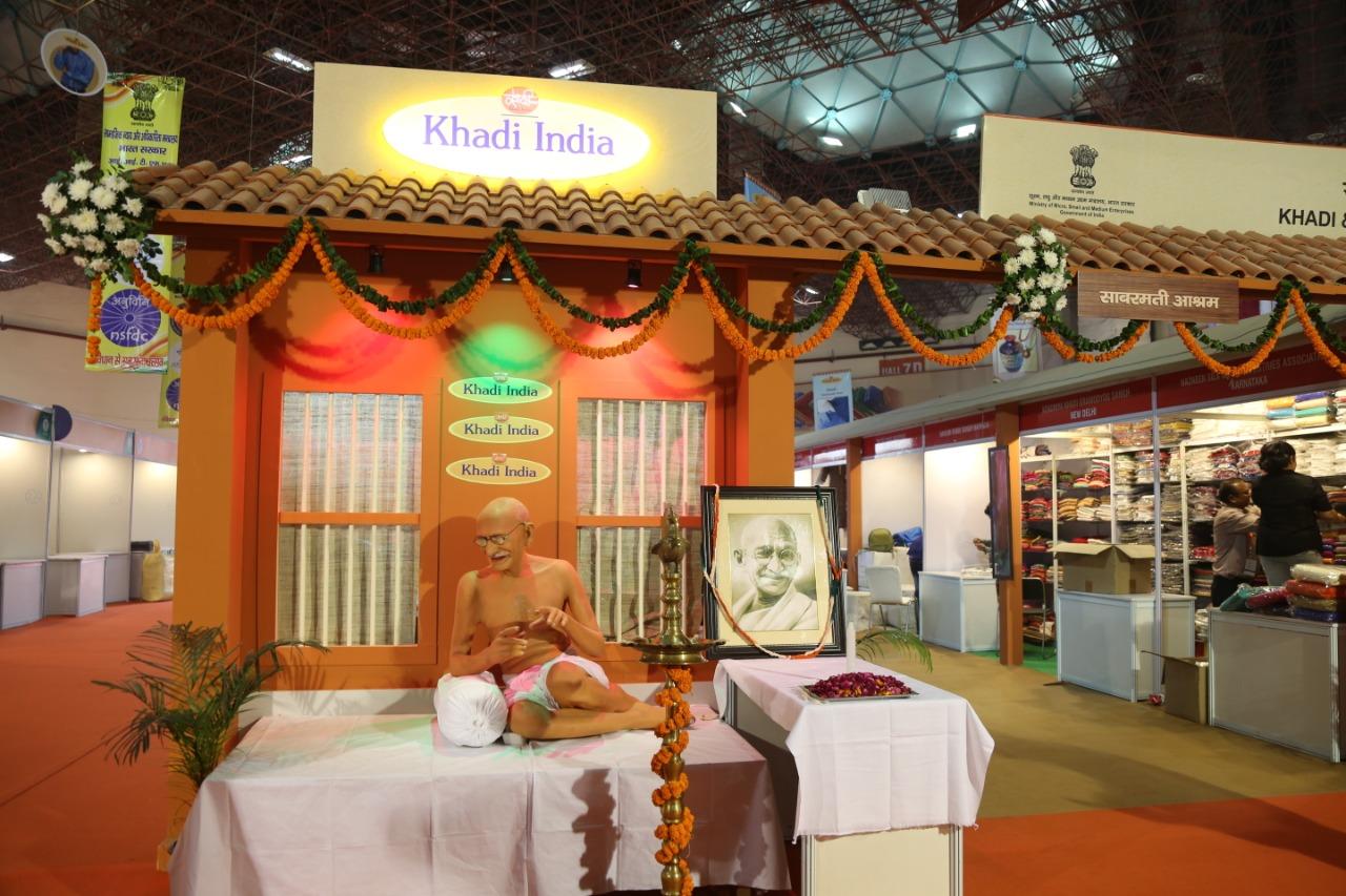 Nitin Gadkari Inaugurates Khadi Pavilion at I.I.T.F_40.1